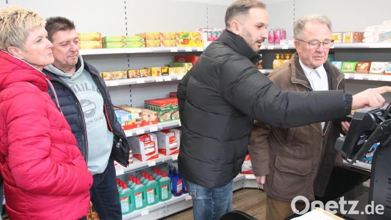 "So geht's", erklärt Ahmet Erbay (Zweiter von rechts) das Kassensystem. Bild: pi