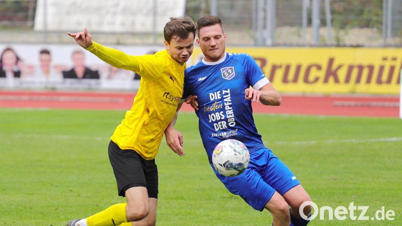 Benjamin König (rechts) stand erstmals seit Monaten, seine Fußverletzung erwies sich als sehr hartnäckig, wieder in der Startformation des SV Etzenricht. Bild: war