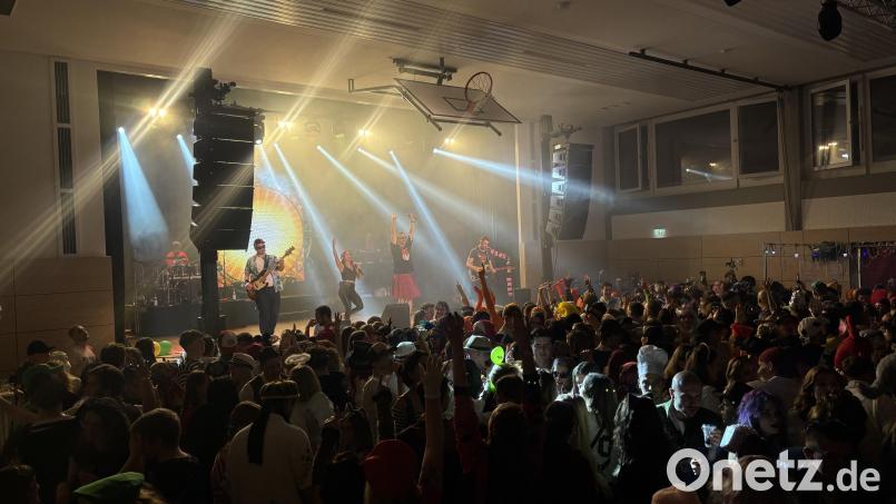 Eine volle Mehrzweckhalle beim Sportlerfasching in Schirmitz. Nach drei Jahren konnte in der Halle endlich wieder gefeiert werden. Bild: mcl