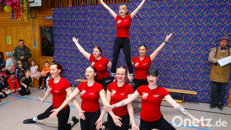 Premiere beim Kinder- und Familienfasching feierte die erst vor drei Monaten gegründete Showtanzgruppe des TSV Friedenfels. Leiterin Christina Högen (vorne, rechts) freute sich über einen gelungenen Start. Bild: bsc