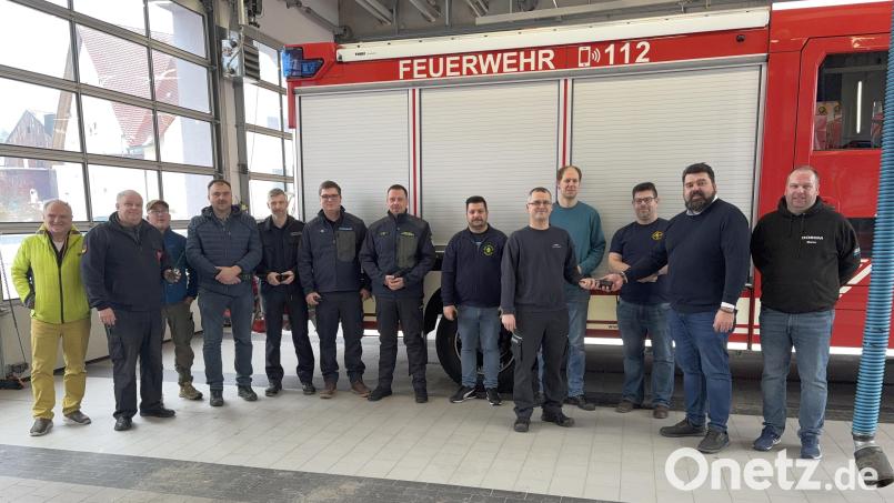 Im Feuerwehrhaus übergaben Stefan Streher und Bürgermeister Stefan Frank (von rechts) die neuen Handfunk-Geräte für den Notfall an Feuerwehr, Bauhof, THW und Verwaltung. Bild: ge