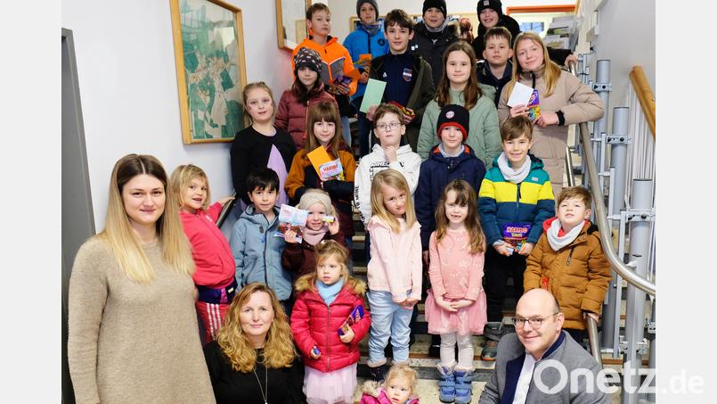 Hochstimmung herrschte im Schlammersdorfer Bürgerhaus. Bürgermeister Johannes Schmid (rechts) und die Jugendbeauftragten Cornelia Kausler und Sabrina Drummer (links) dankten den 51 Mitwirkenden der "Schneemann-Challenge". Bild: do