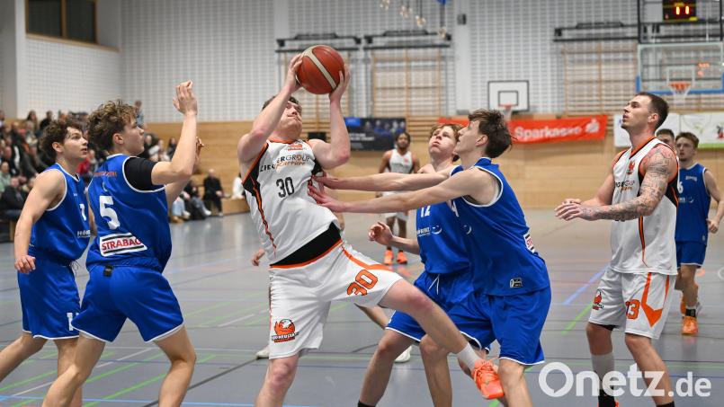 Ondrej März wird von den Gothaer Verteidigern regelwidrig gestoppt. Neustadt erhielt am Samstag zahlreiche Freiwürfe, nutzte die Chancen aber zu wenig. Bild: Tobias Schwarzmeier