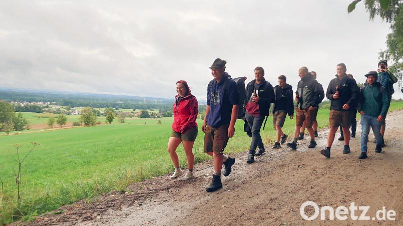 Trotz nasskalten Wetters bot sich den Teilnehmern am Wandertag so manch schöne Aussicht. Im Bild eine Wandergruppe auf dem Verbindungsweg von Altenreuth nach Frauenreuth Bild: bsc