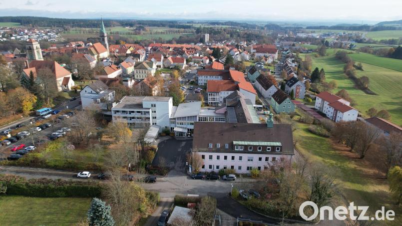 Das ehemalige Kreiskrankenhaus (vorne rechts) in Erbendorf wurde mit An- und Umbauten zur geriatrischen Reha-Klinik umfunktioniert. Vor 30 Jahren kamen dort die ersten Patienten an. Archivbild: rw