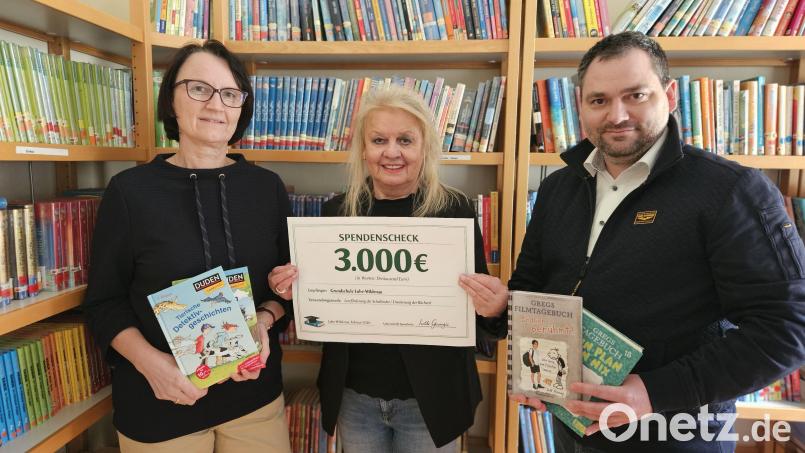 Isolde Gewargis (Mitte) überreicht eine Spende in Höhe von 3000 Euro an die Grundschule Luhe-Wildenau. Bild: Sandra Landgraf