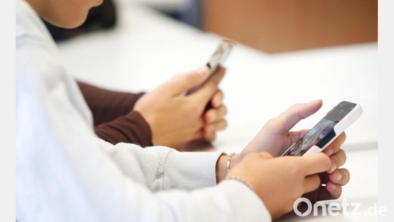 Laut einem CDU-Antrag soll es bundesweit geltende Regeln für den Umgang mit Handys in der Schule geben. (Symbolbild) Bild: Roland Weihrauch/dpa