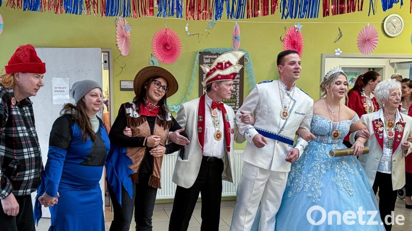 Zu Faschingshits wie "An der Nordseeküste" und "Die Hände zum Himmel" war Schunkeln angesagt. Bild: Stephan Huber