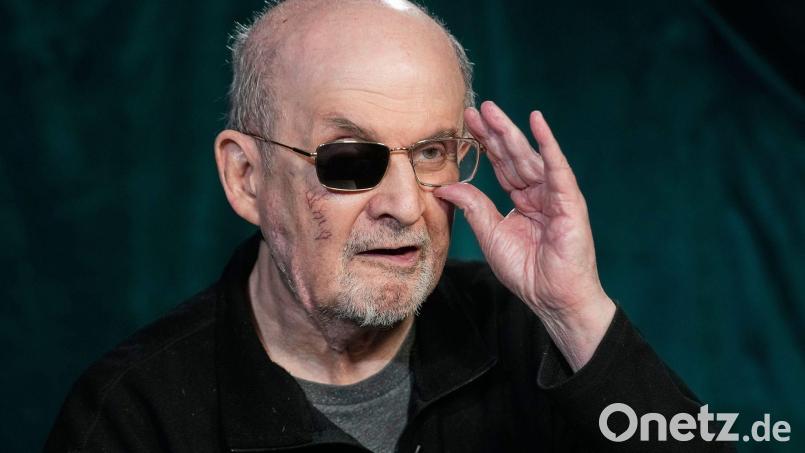 Der Autor Salman Rushdie liest in Potsdam aus seinen Erzählungen „Die elfte Stunde“. (Archivbild) Bild: Richard Drew/AP/dpa