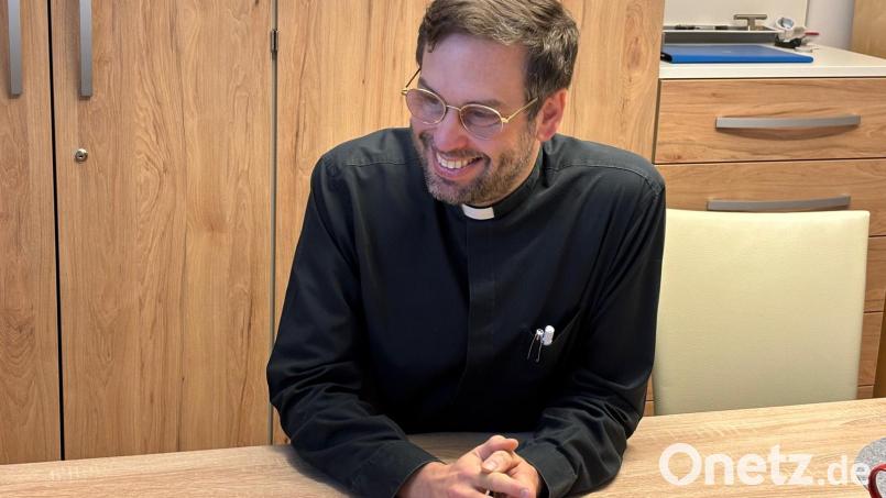 Offenheit, Menschlichkeit und Freude an seinem Beruf zeichnen den Poppenrichter Pfarrer Dominik Mitterer aus. Bild: Erhard Nitzbon