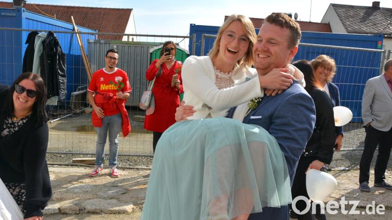 Gekonnt schnitt das Brautpaar aus einem Bettlaken ein Herz heraus, durch das der Bräutigam Florian Baumert seine Braut Julia Kasseckert trug. Bild: jr