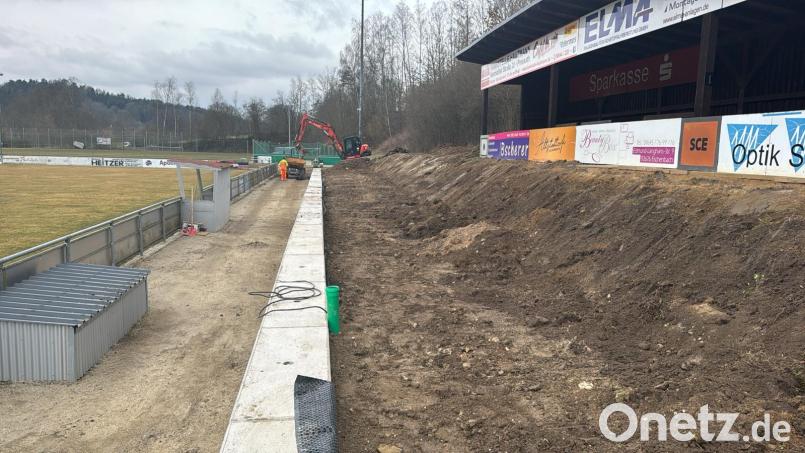 Für die Sanierungsmaßnahme neben dem Spielfeld des Sportclub Eschenbach (SCE) waren auch Bagger eingesetzt werden. Bild: rn