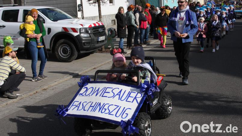Angeführt wird der Rosenmontagsumzug in Wiesau wieder von einen Elektro-Kleinfahrzeug – so wie hier im Bild im vergangenen Jahr. Archivbild: wro