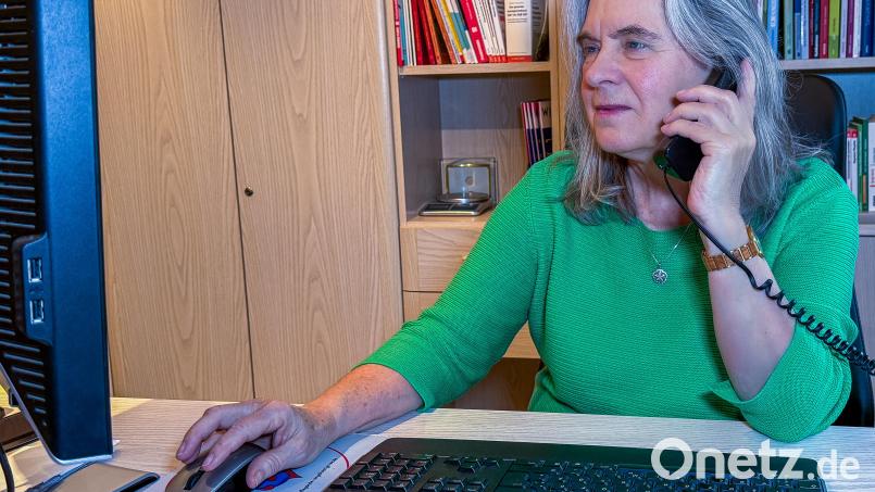 Kornelia Schmid hat ein Ohr für die Sorgen und Nöte von pflegenden Angehörigen und gibt ihnen eine Stimme. Dafür, aber für noch weiteres ehrenamtliches Engagement hat sie das Bundesverdienstkreuz bekommen. Bild: Stephan Huber