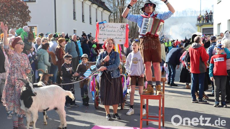 Zum Riedener Faschingszug gehört traditionell der Goaßbock, begleitet vom Wagner Max an der Quetschn. Bild: mrr