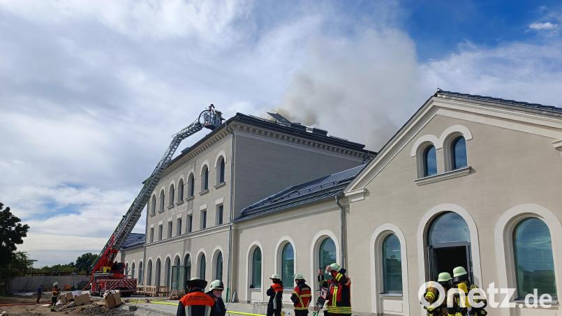 Von der Drehleiter aus soll der Brand auf dem Wiesauer Bahnhofsgebäude bekämpft werden. Bild: nic