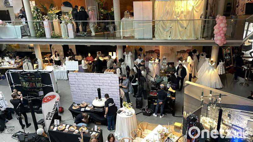 Schon pünktlich zur Eröffnung um 10.30 Uhr strömten die Besucherinnen und Besucher auf die "Verliebt, verlobt, verfilmt" in das Amberger Kino. Bild: Susanne Schwab