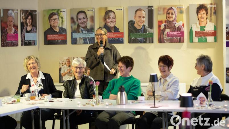 Beim Ehrenamtsfrühstück im "Metropol" in Schwandorf begrüßte Elke Reinhart (stehend) vom gastgebenden Verein Integration Schwandorf die Besucher aus Nabburg, unter ihnen Zweite Bürgermeisterin Irene Ehemann (links). Bild: Christian Wolf/exb
