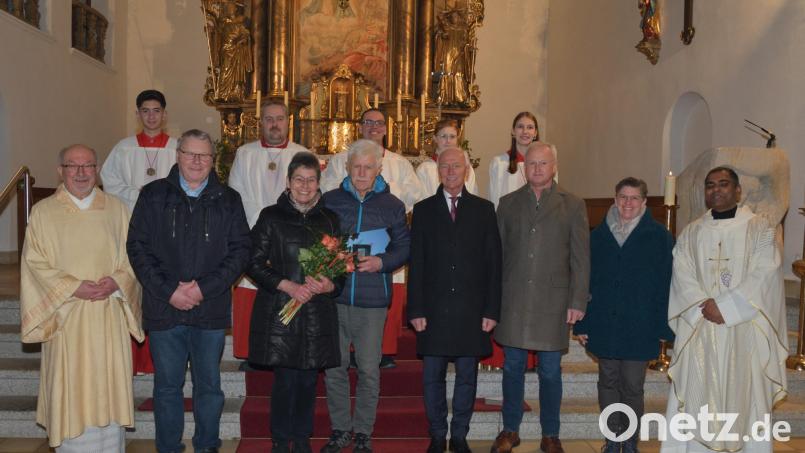 Diakon Harald Schraml, Kirchenpfleger Hans Richtmann, Gabi Söllner, Josef Söllner, Bürgermeister Peter König, Pfarrgemeinderatssprecher Robert Bauer, KAB-Sprecherin Sabine Philipp, Pfarrer Julius Johnrose, dahinter die Ministranten (von links). Bild: Helmut Greger