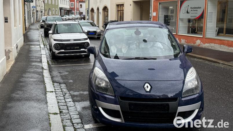 Die allgemeine Stellplatzpflicht der Bauordnung fällt weg, stattdessen legen Kommunen (hier ein Bild aus Amberg) über lokale Satzungen die Höchstgrenzen fest. Symbolbild: Stephan Huber