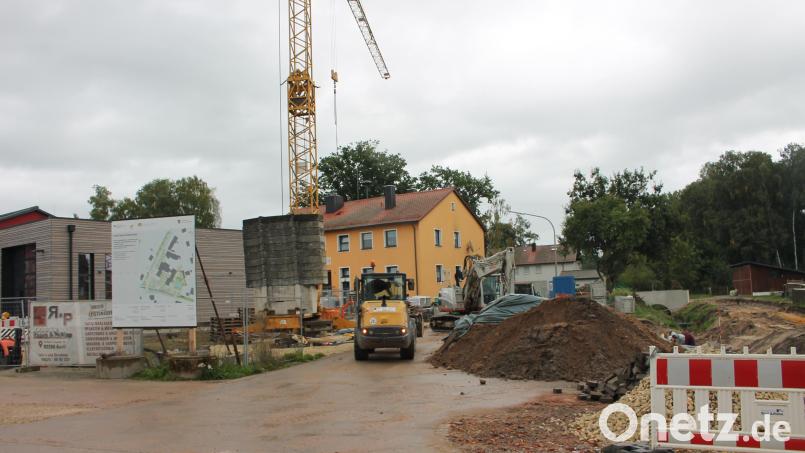 Bis Ende November sollen die Bauarbeiten beim Gemeindezentrum abgeschlossen sein. Einzelne Nacharbeiten im kommenden Jahr sind aber nach Einschätzung von Bürgermeister Thorsten Hallmann möglich. Bild: Bernhard Piegsa