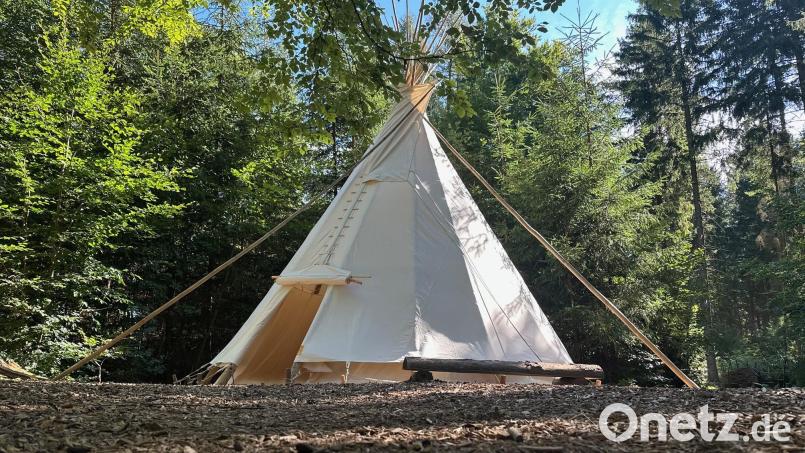 Die Waldkinder "Wilde Wichtel" freuen sich über das neue Tipi, das in den Ferienwochen von fleißigen Helfern unter fachlicher Anleitung errichtet wurde. Bild: Marco Lingl/exb