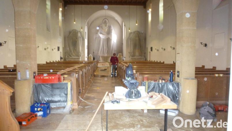 Die Innenrenovierung der Pfarrkirche St. Martin ist in vollem Gange. Hochaltar und Seitenaltäre sind zum Staubschutz verhängt. Bild: bk