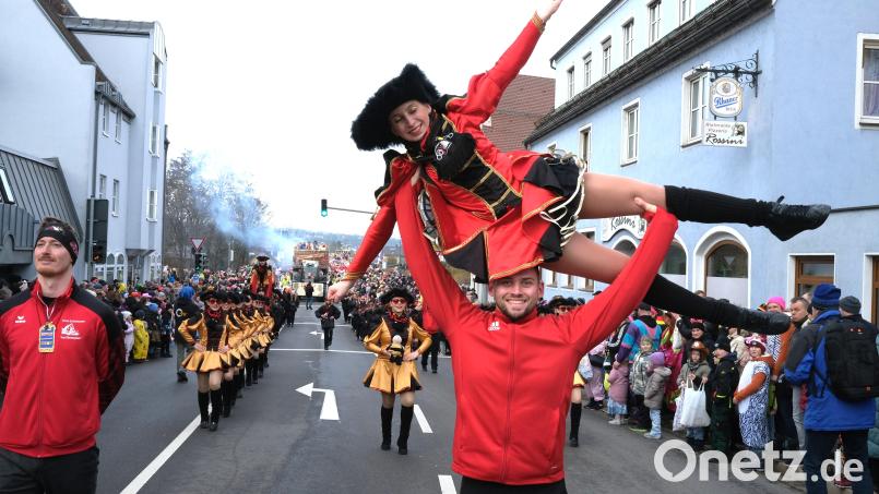 Akrobatische Hebefiguren zeigte die Garde aus Neutraubling. Bild: Hirsch