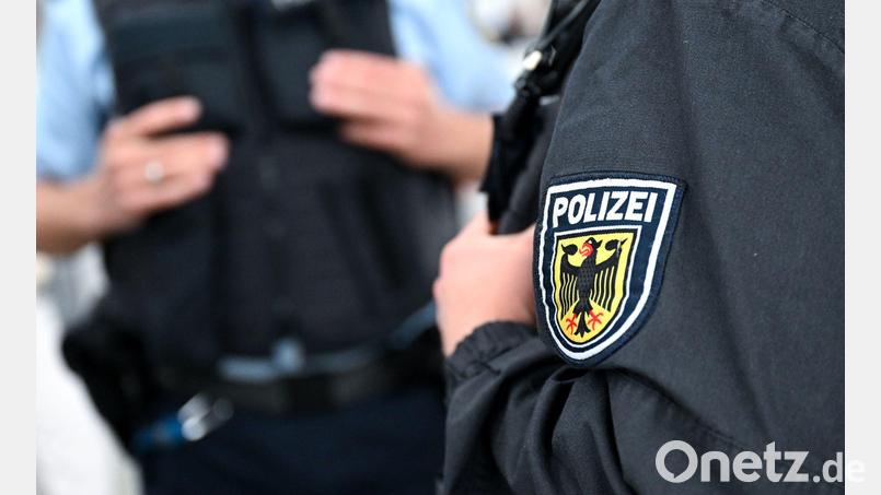 Ein Mann wird im Regensburger Hauptbahnhof von einem Unbekannten ins Gesicht geschlagen. Die Polizei sucht Zeugen des Vorfalls. Symbolbild: Sven Hoppe/dpa