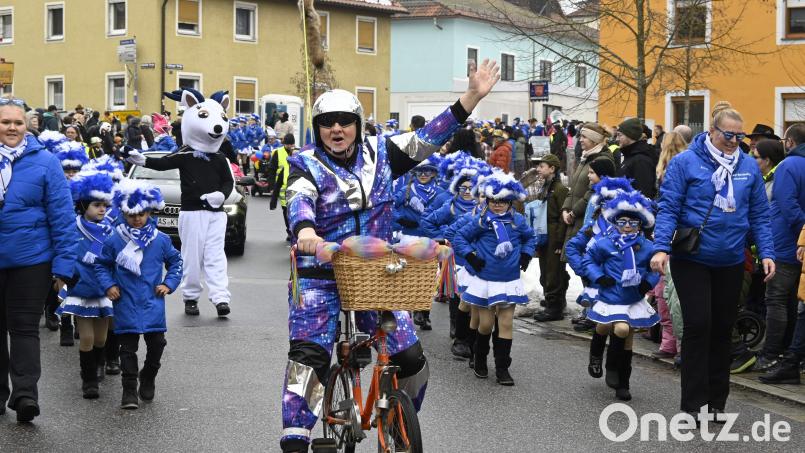 Als Space-Cowboy auf einem Bonanza-Radl führte Roland Fritsch den Kinderfaschingszug heuer an. Hinter ihm die Kindergarde und das Maskottchen Monti. Bild: u