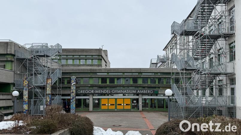 Das Gregor-Mendel-Gymnasium zählt zu den Schulen in Amberg, die dringend saniert werden müssen. Bild: Petra Hartl