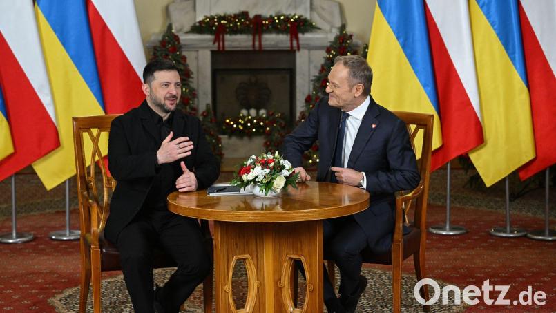 Polens Ministerpräsident Tusk (rechts) pflegt seit Jahren eine enge Verbindung zum ukrainischen Präsidenten Selenskyj - nun wird er auch die Laudatio bei der Verleihung des Kleist-Preises der Münchner Sicherheitskonferenz. (Archivbild) Bild: Radek Pietruszka/PAP/dpa