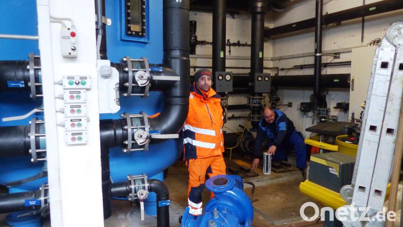 Die beiden "Freibadtechniker" des Marktes Kastl, Tobias Lang (links) und Vitus Lehmeier, tauschen die über 50 Jahre alten Umwälzpumpen der Becken in den "Katakomben" des Freibad Kastl aus. Bild: jp