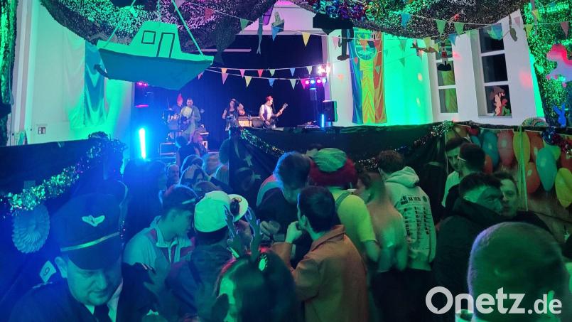 Beim Schützenball eroberten Gäste mit vielfältigen Kostümen die „Alte Turnhalle“. Bild: Fabian Balk