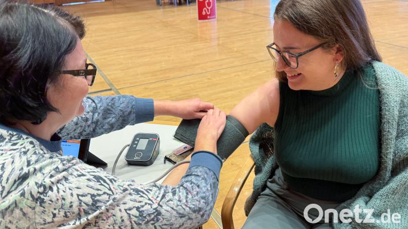 Der Blutdruck wird von einer Ärztin gemessen - erst wenn der passt, bin ich zur Spende zugelassen. Bild: Petra Hartl