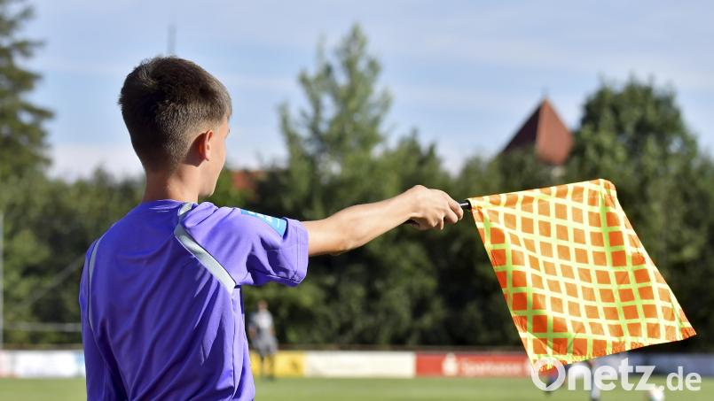 Die Aufgabe als Linienrichter ist verantwortungsvoll. Noch mehr gefordert ist man als Schiedsrichter. Im Kreis Amberg/Weiden gibt es nun wieder Neulingskurse. Archivbild: Hubert Ziegler