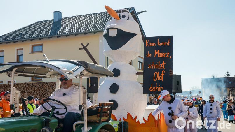 Die Bundestagswahl war 2025 unter anderem Thema beim Stullner Faschingszug, der rund 8000 Besucher angezogen hat. Heuer, verrät der Veranstalter, wird die Deutsche Bahn auf die Schippe genommen. Die Vorbereitungen für diese Reisengaudi in der Faschingshauptstadt des Landkreises Schwandorf biegen auf die Zielgerade ein. Archivbild: Hösamer