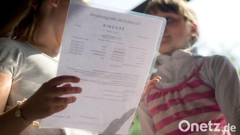 Am 13. Februar gibt es in ganz Bayern für die 1,76 Millionen Kinder und Jugendlichen, die im aktuellen Schuljahr an den bayerischen Schulen lernen, Halbjahreszeugnisse. Symbolbild: Michael Löwa/dpa