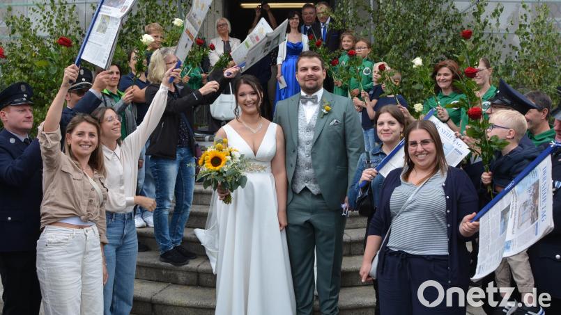 Tanja Kühlein und Dominik Putzer haben sich am Samstagnachmittag in der Leonberger Pfarrkirche das kirchliche Jawort gegeben. Zu den Gratulanten zählen auch Arbeitskolleginnen der Oberpfalz-Medien. Bild: jr