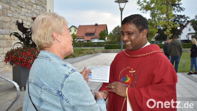 Nach dem Gottesdienst begrüßten einige der Gottesdienstbesucher den neuen Kaplan Naresh Manda. Bild: rgr