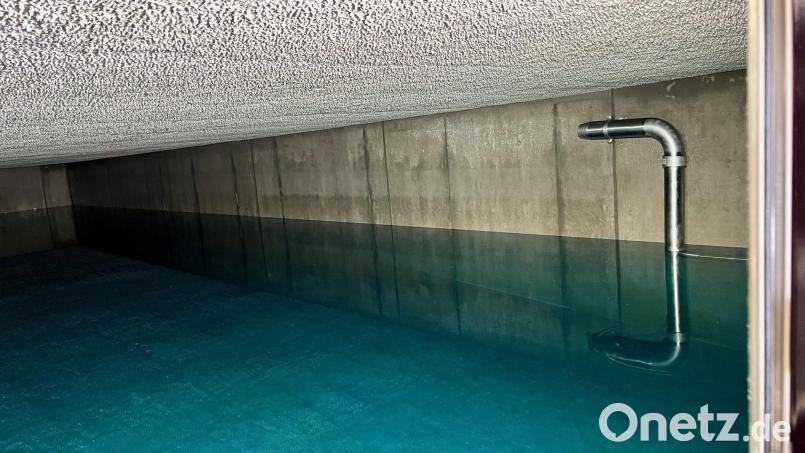 Der neue Hochbehälter in Neustadt/WN sorgt dafür, das unten in der Stadt aus jedem Hahn Trinkwasser fließt. Die Kosten müssen die Bürger zahlen. Der Stadtrat sprach sich jetzt für ein Splitting über eine Umlage und den Wasserpreis aus. Bild: Gabi Schönberger