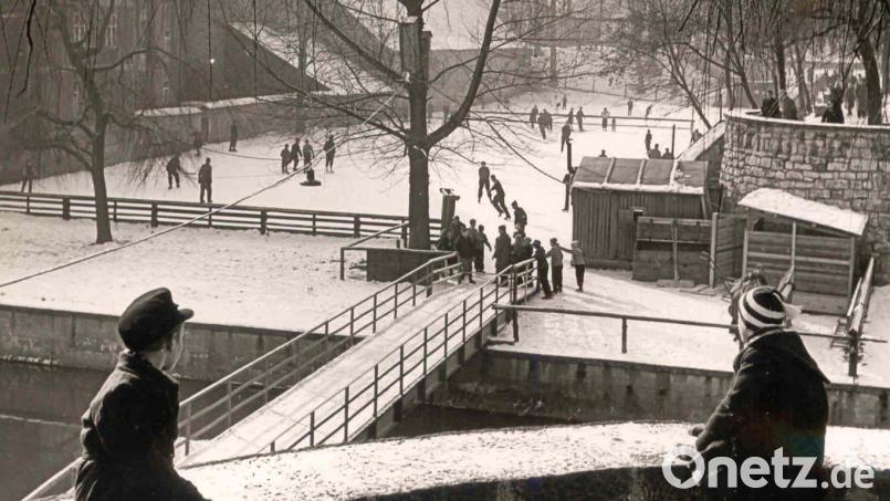 Im Amberger Stadtgraben war in den 1950er-Jahren eine Eislaufbahn in Betrieb. Bild: Stadtarchiv Amberg