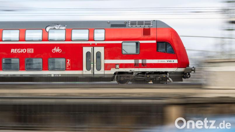 Bleibt die DB Regio am Zug? Oder gibt es ab 2028 einen neuen Anbieter auf der Strecke München–Hof? Die Ausschreibung wird es zeigen. Symbolbild: Robert Michael/dpa