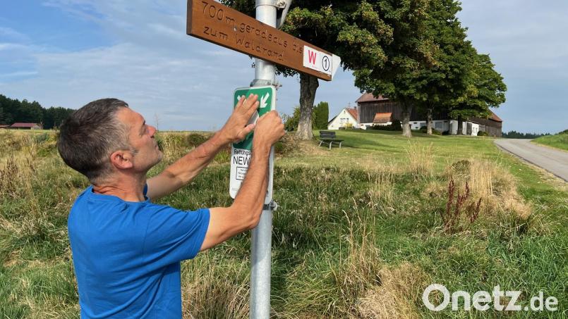 Stephan Stangl, Leiter des Forstrevieres Vohenstrauß, erneuert einen Rettungspunkt nahe Oberlind im Landkreis Neustadt/WN. Bild: juh