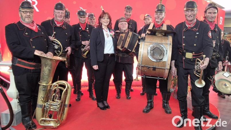 Sandra Dümler inmitten der "Altneihauser Feierwehrkapell'n". Bild: Sandra Dümler