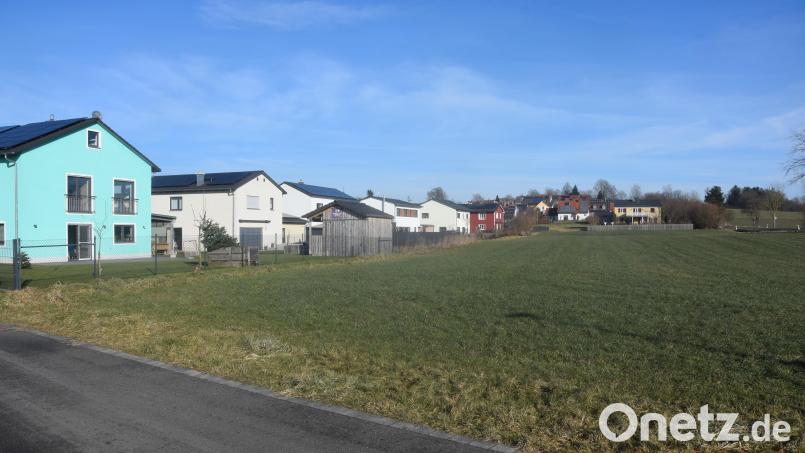 An die Bebauung in Püchersreuth schließt südlich das neue Baugebiet im Kastanienweg im beschleunigten Verfahren an. Das Baurecht besteht bereits. Bild: fz