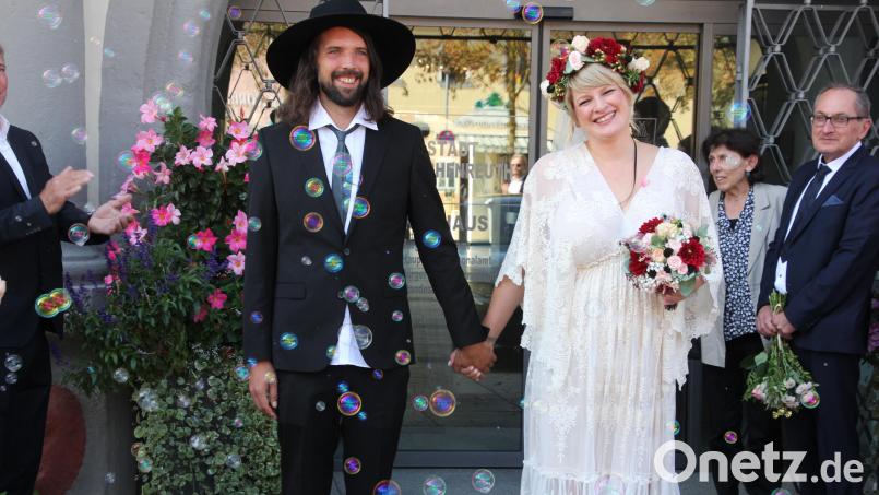 Michael Schmeller und Vera Jankowski kommen freudestrahlend aus dem Tirschenreuther Standesamt. Bild: kro