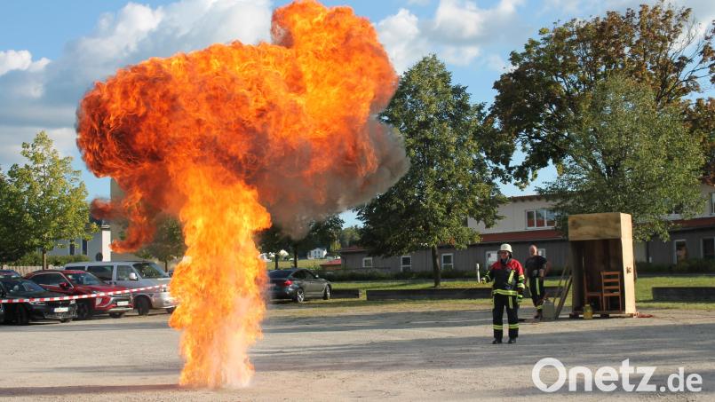 Wie der Versuch enden kann, brennendes Fett mit Wasser löschen zu wollen, zeigte diese Demonstration. Die Devise kann in so einem Fall nur lauten: Brand mit Deckel oder Pfanne ersticken und 112 rufen. Bild: Bernhard Piegsa