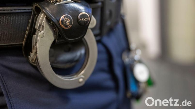 Die Polizei ermittelt jetzt, worum es sich bei dem versprühten Stoff handelt. (Symbolbild) Bild: Peter Kneffel/dpa