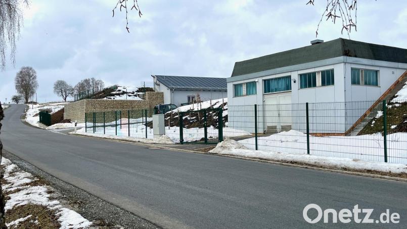 Vor dem neuen Hochbehälter in Neustadt steht noch der alte Wasserhochbehälter. Die Stadt hat ihn bereits zur Lagerhalle umfunktioniert und will hier den neuen Bauhof ansiedeln. Bild: Gabi Schönberger